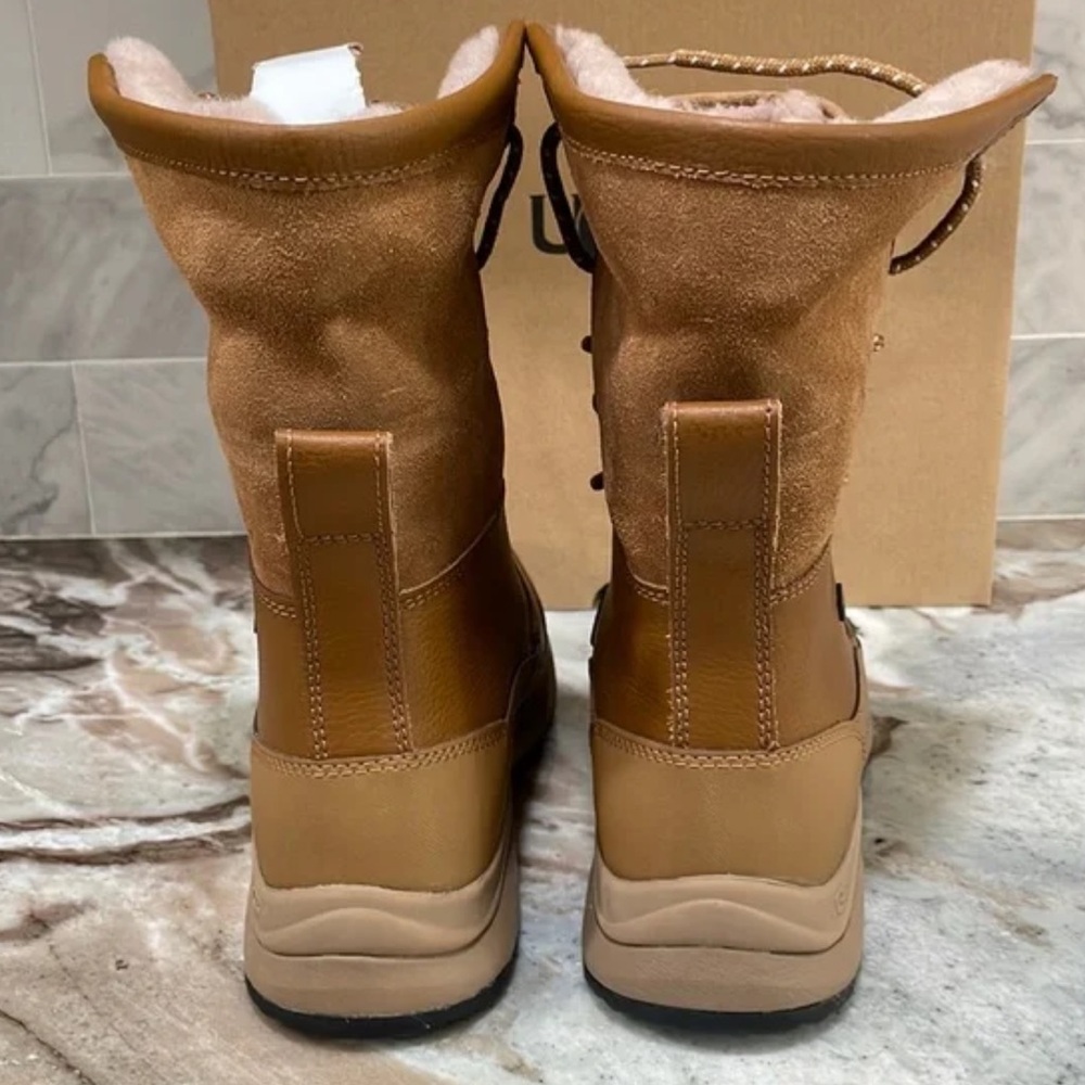 UGG ZAYLEE BOOT NWT in original box - Picture 9 of 11